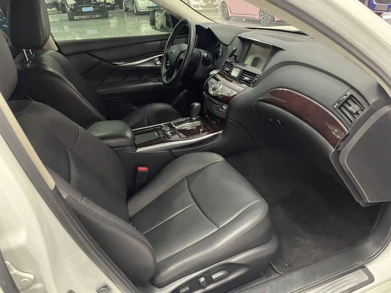 Infiniti Q70