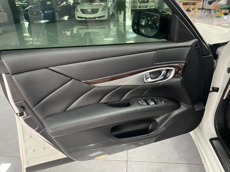Infiniti Q70