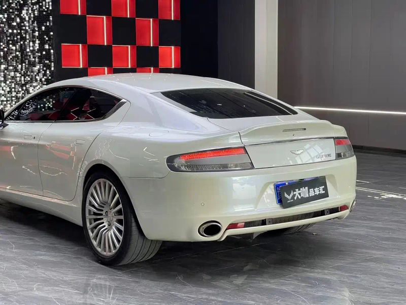 Aston-martin coupe