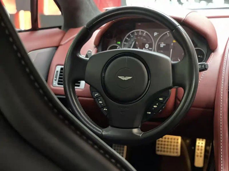 Aston-martin coupe