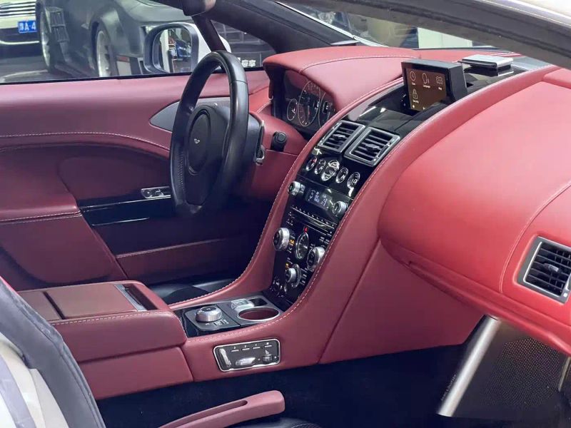 Aston-martin coupe