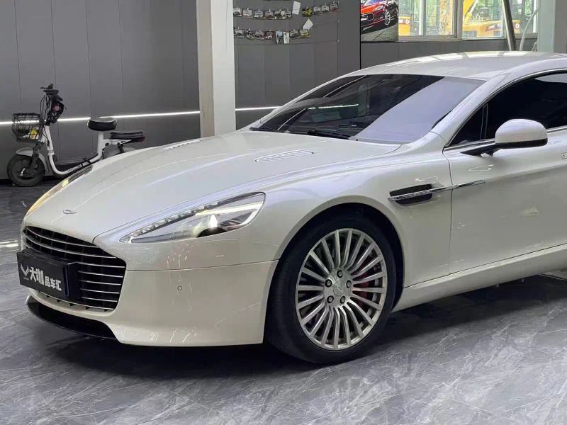 Aston-martin coupe