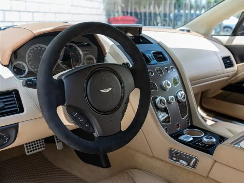 Aston-martin coupe