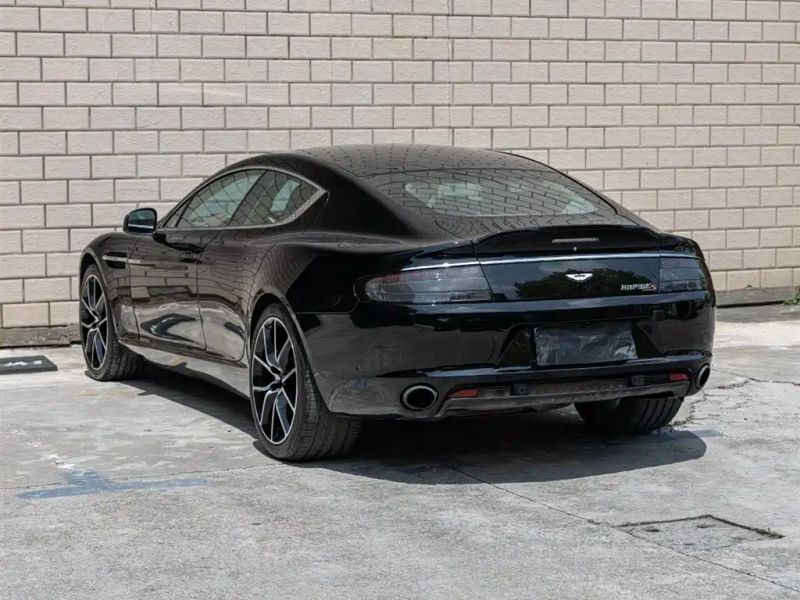 Aston-martin coupe