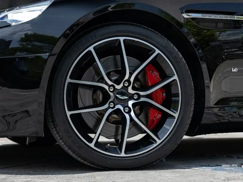 Aston-martin coupe