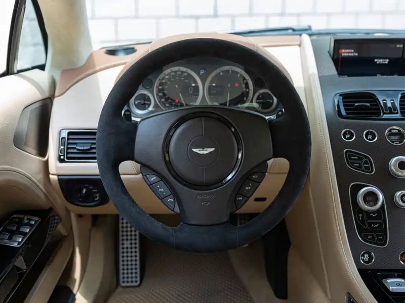 Aston-martin coupe
