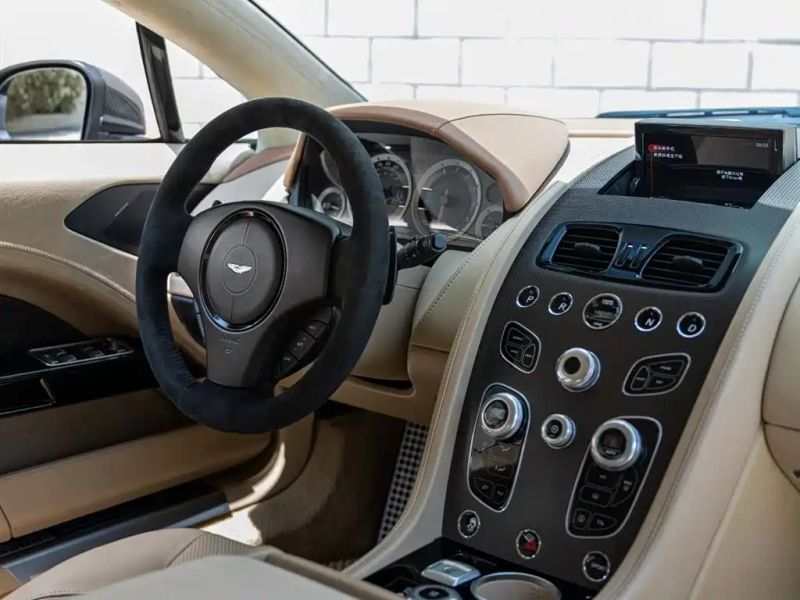 Aston-martin coupe