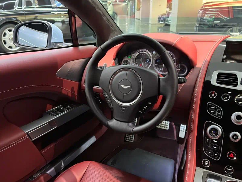 Aston-martin coupe