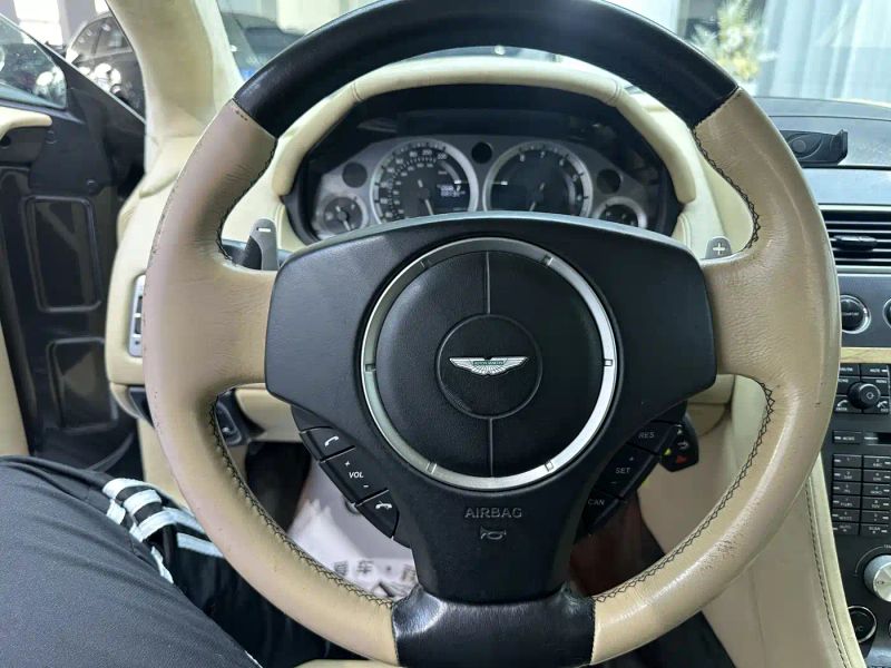 Aston-martin v8_vantage