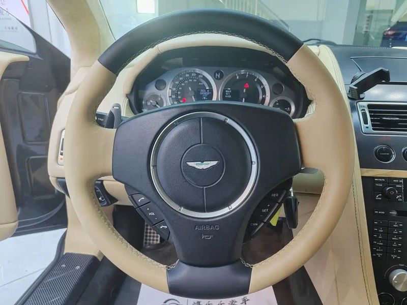 Aston-martin v8_vantage