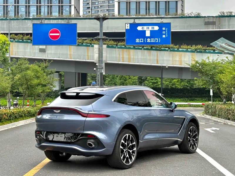 Aston-martin dbx