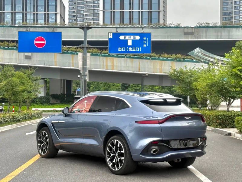 Aston-martin dbx
