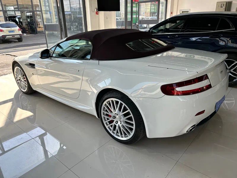Aston-martin v8_vantage