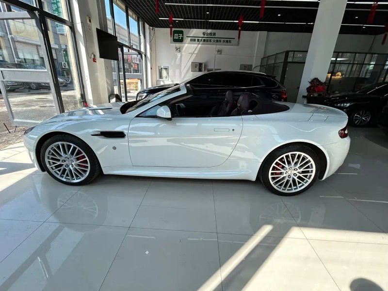 Aston-martin v8_vantage