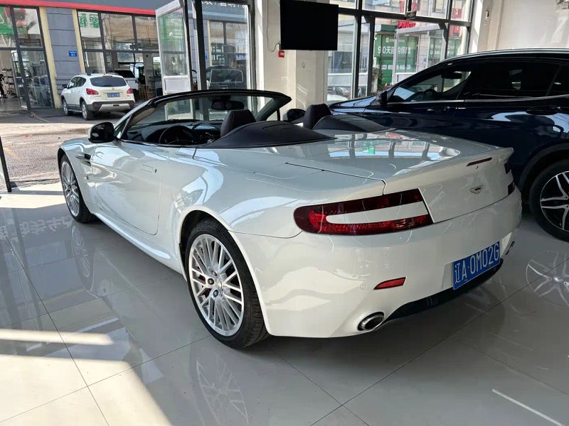 Aston-martin v8_vantage