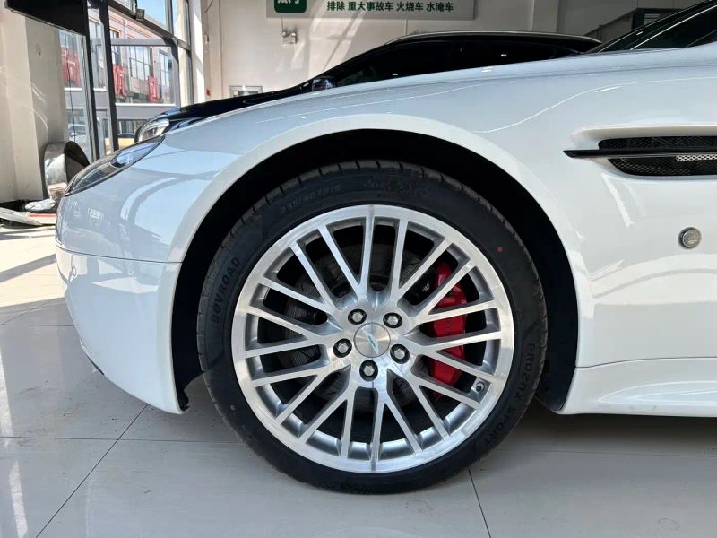 Aston-martin v8_vantage