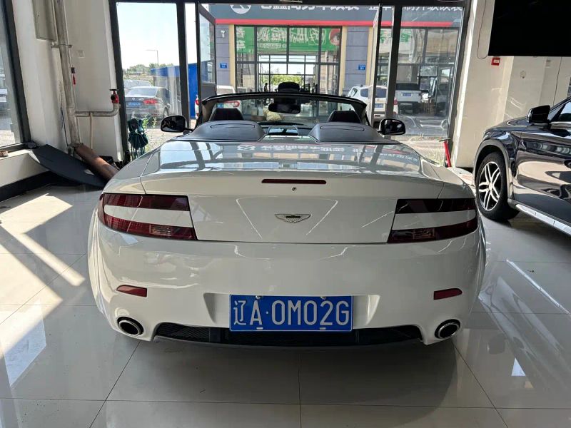 Aston-martin v8_vantage