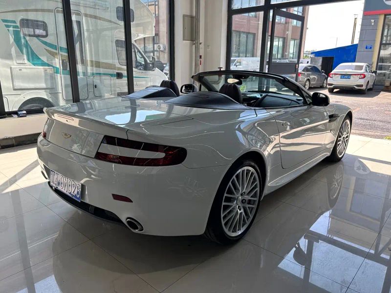 Aston-martin v8_vantage