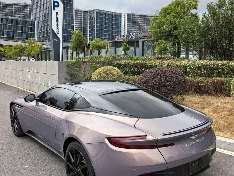 Aston-martin db