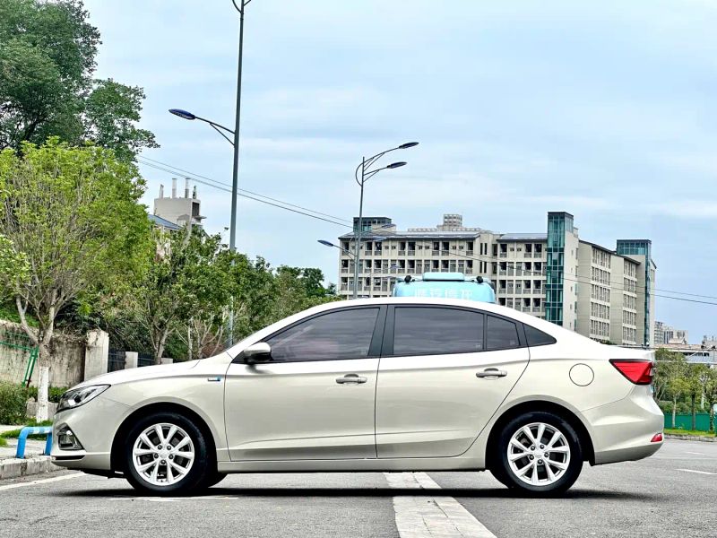 Roewe i5