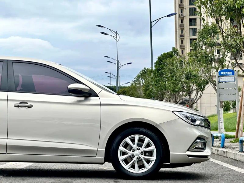 Roewe i5