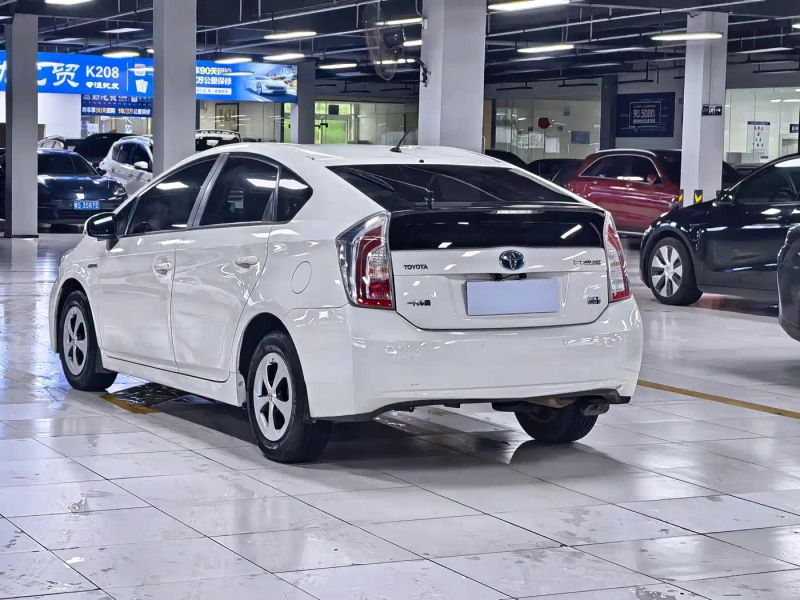 alphard prius