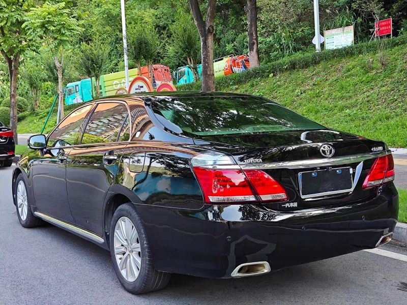 alphard crown