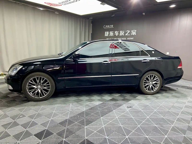 alphard crown