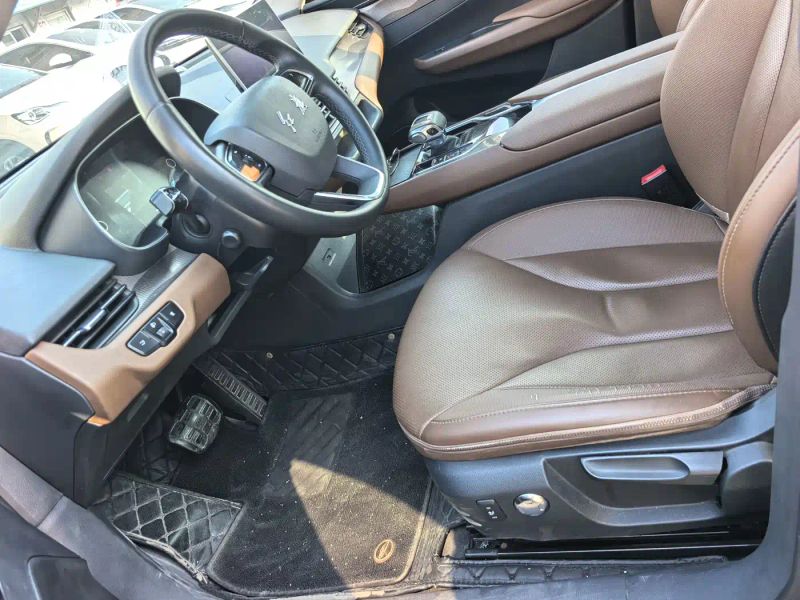 Hongqi eqm5
