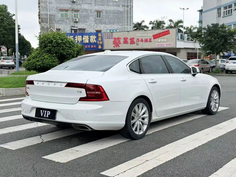 Volvo S90
