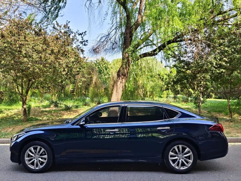 Infiniti Q70