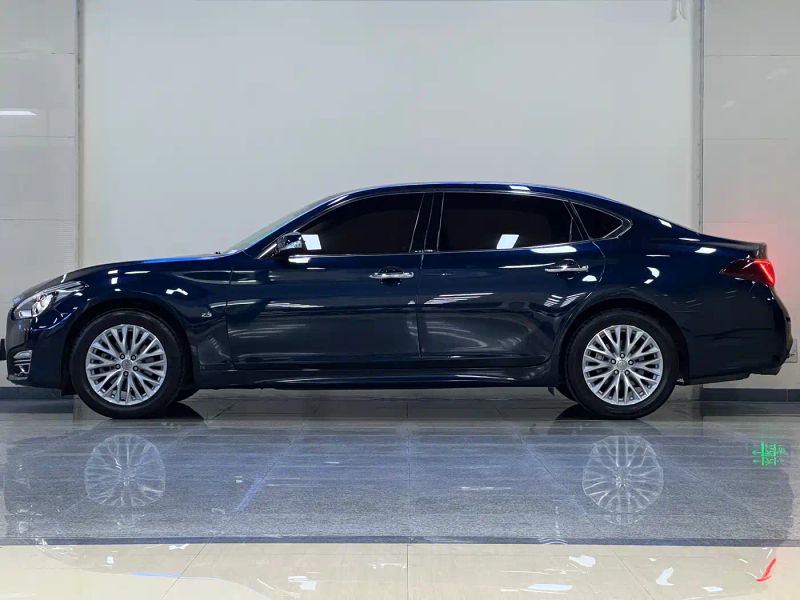 Infiniti Q70