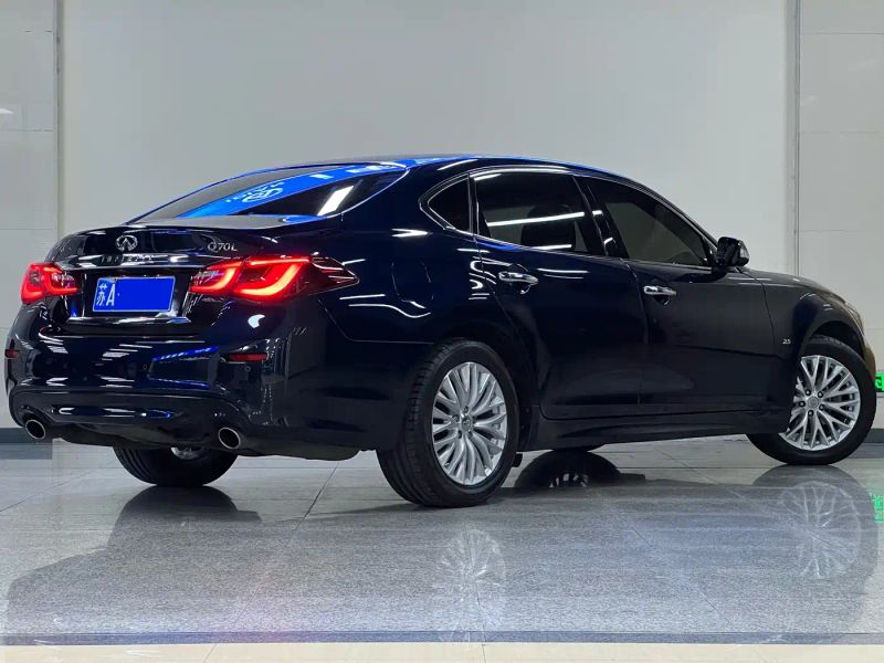 Infiniti Q70