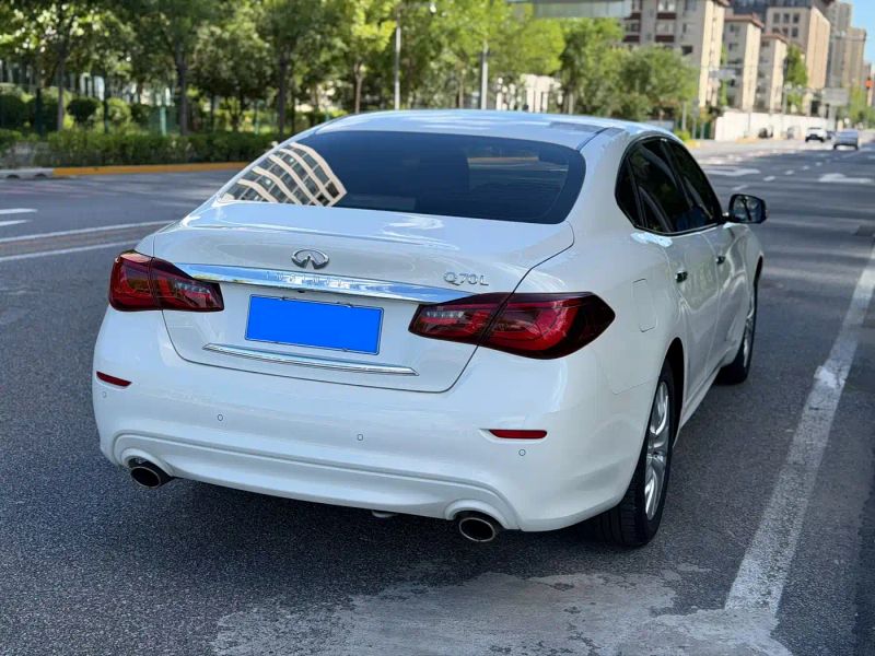 Infiniti Q70