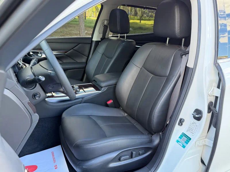 Infiniti Q70