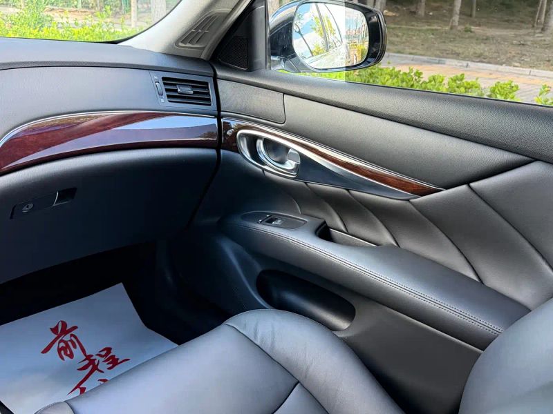 Infiniti Q70