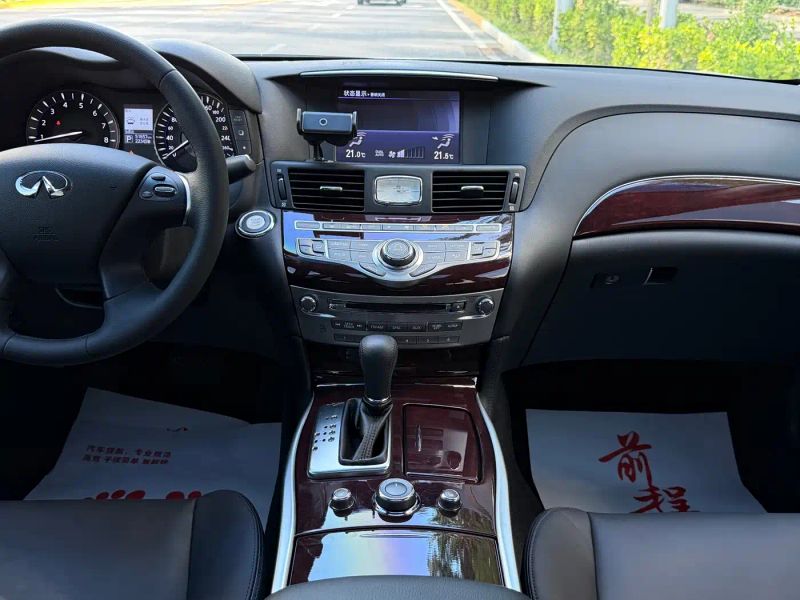Infiniti Q70