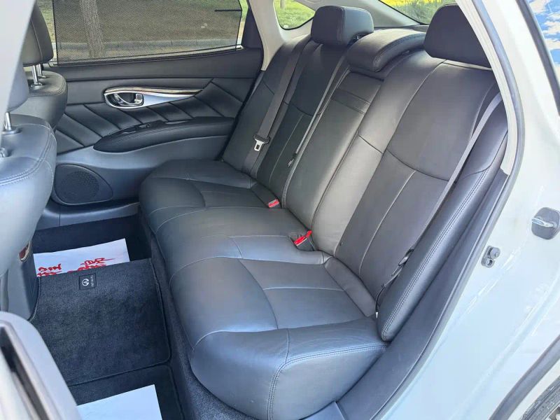 Infiniti Q70