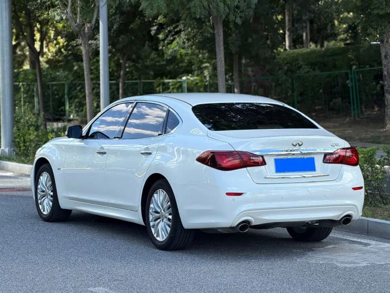 Infiniti Q70