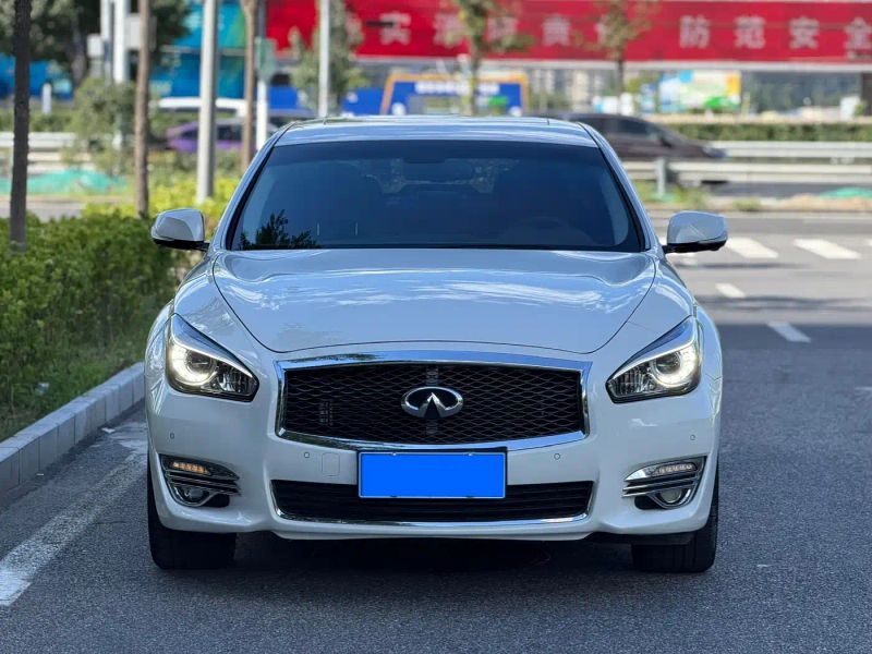 Infiniti Q70
