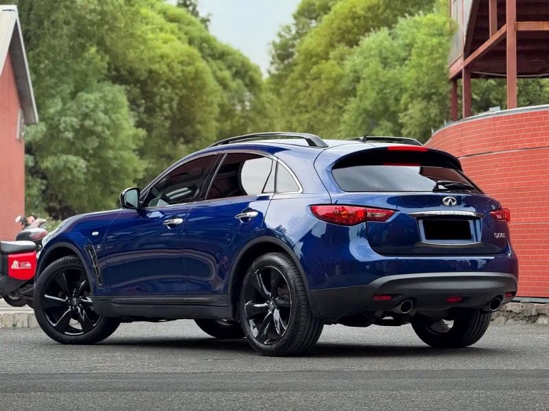 Infiniti QX70