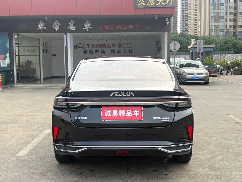 Yixuan Max