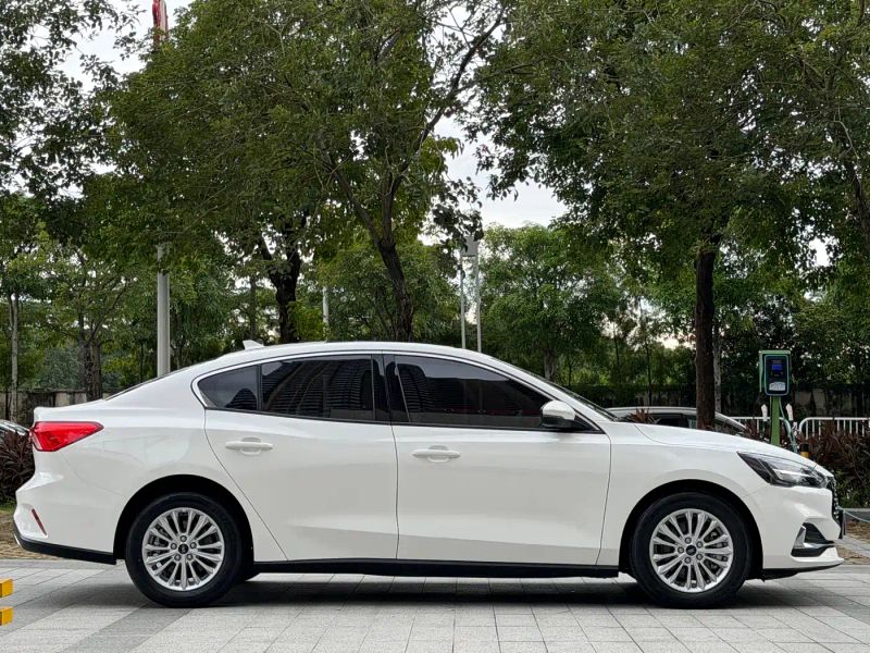 Explorer Focus
