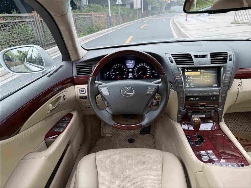 Lexus LS
