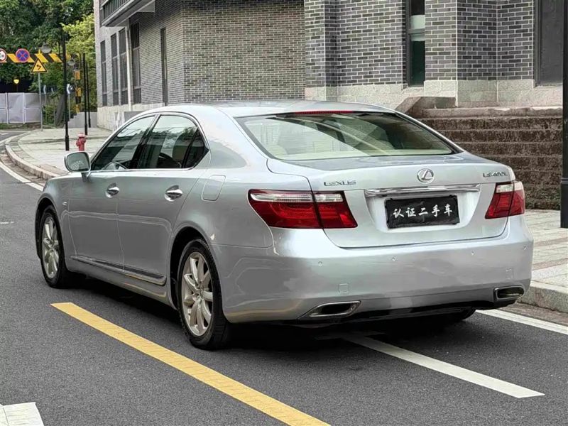 Lexus LS