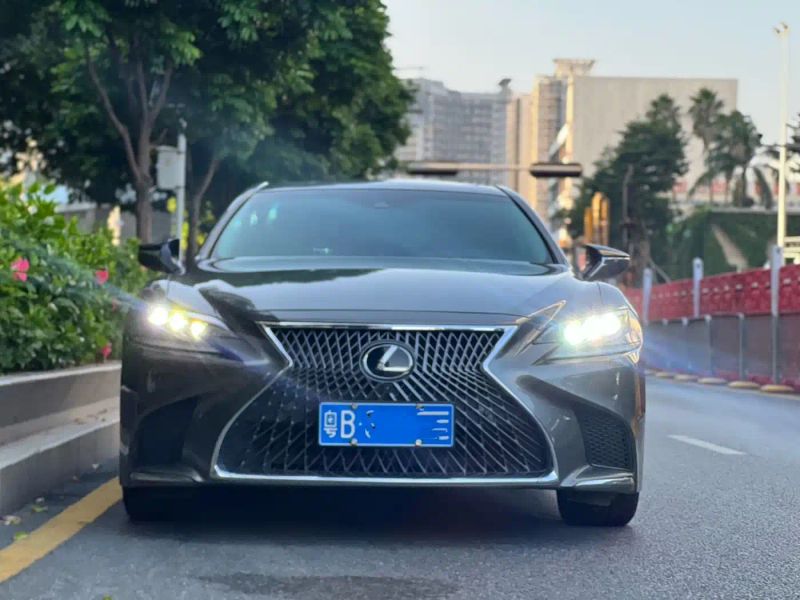 Lexus LS