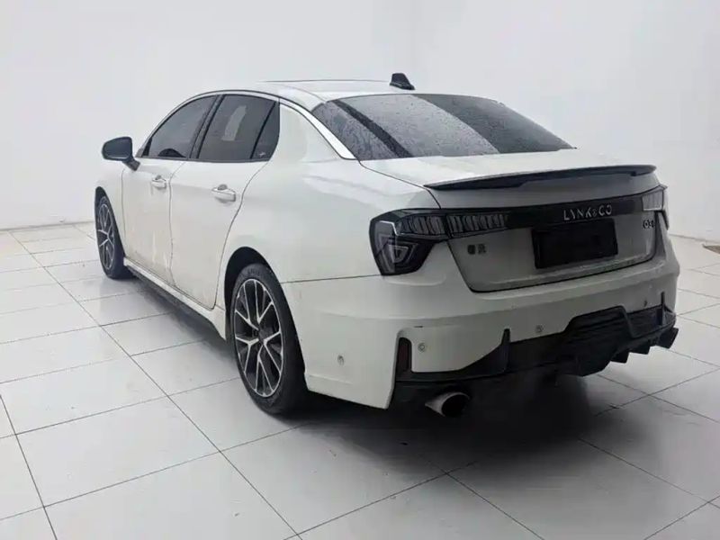 Lynk&co 03