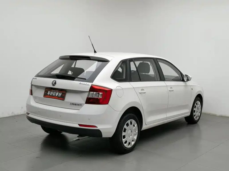 Superb Sedan