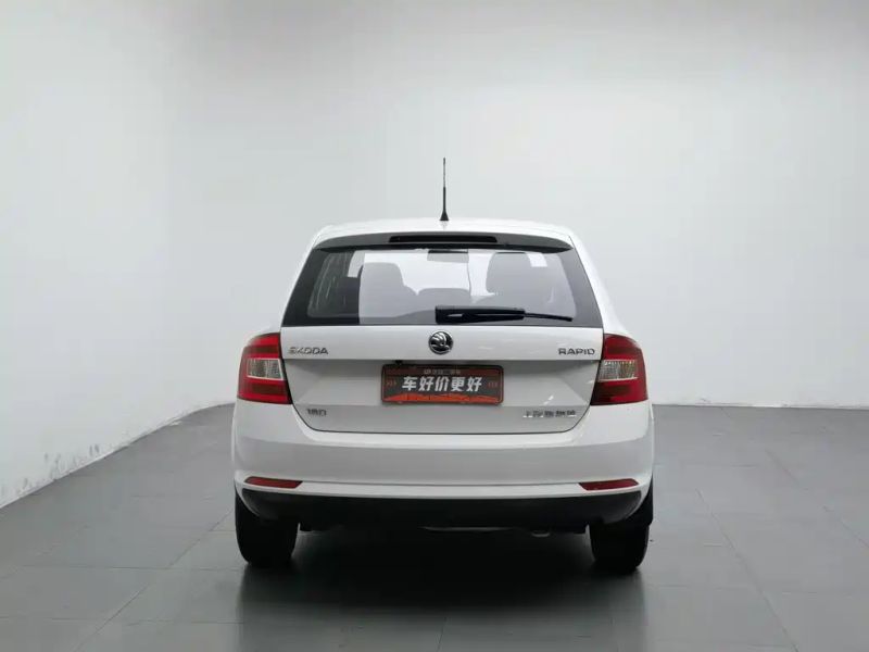 Superb Sedan
