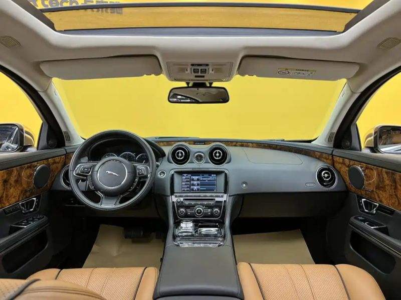 Jaguar XJ